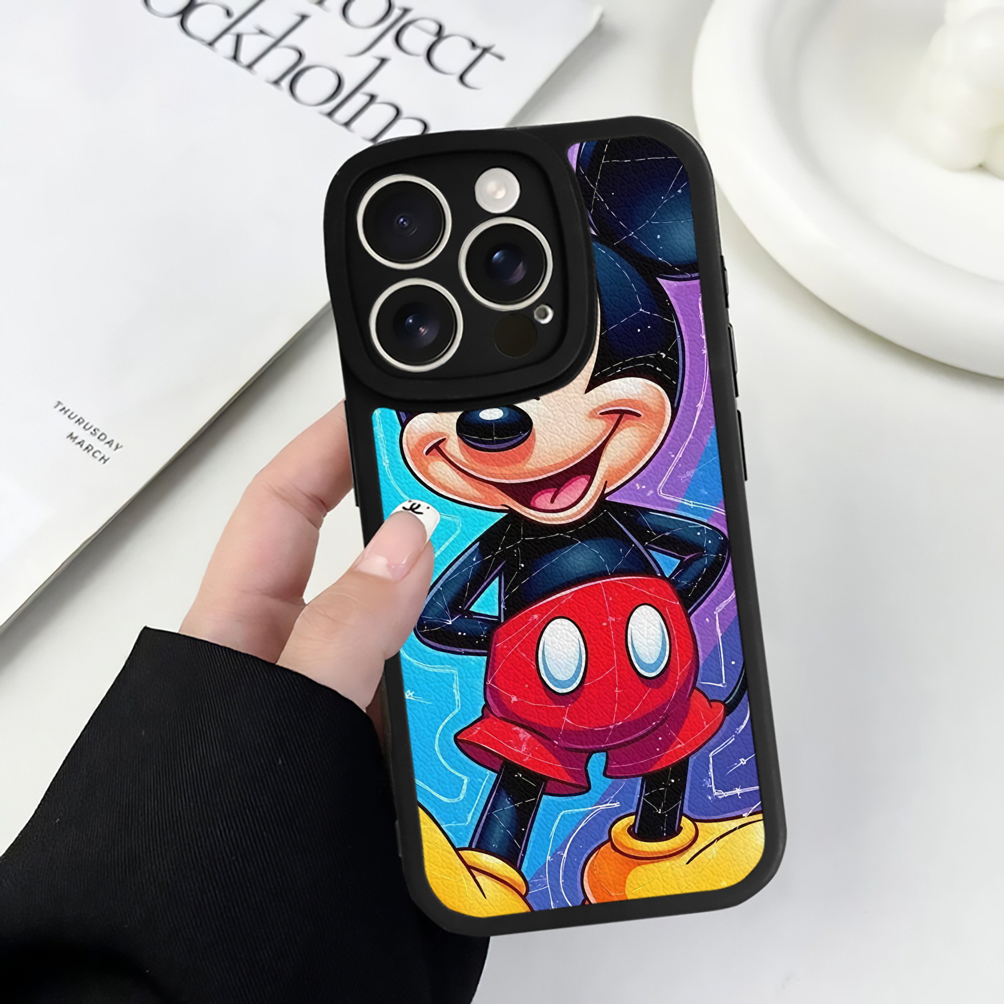 （画像用） ミッキーマウス Mickey Mouse 【iPhone 16シリーズ対応】シリコンスマホケース（レザー調） 材質：シリコン